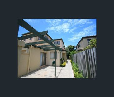 2/19 Mason Street, Southport, Qld 4215 - Photo 4
