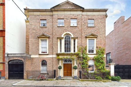 An exceptional double fronted house with an impressive façade, offering accommodation arranged over three floors with a secluded Italianate garden and a garage. - Photo 5