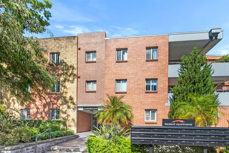 Spacious Apartment with Large Courtyard in the Heart of Kensington! - Photo 3