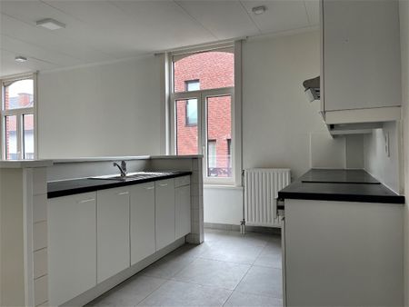 Ruim tweeslaapkamer-appartement met terras in het centrum - Photo 3