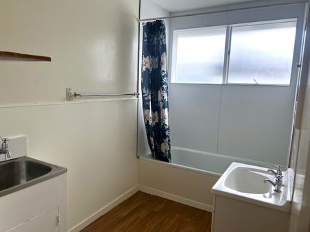 Neat & Tidy Two Bedroom in Riccarton - Photo 4