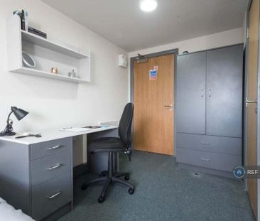 1 bedroom in a house share to rent - Photo 2