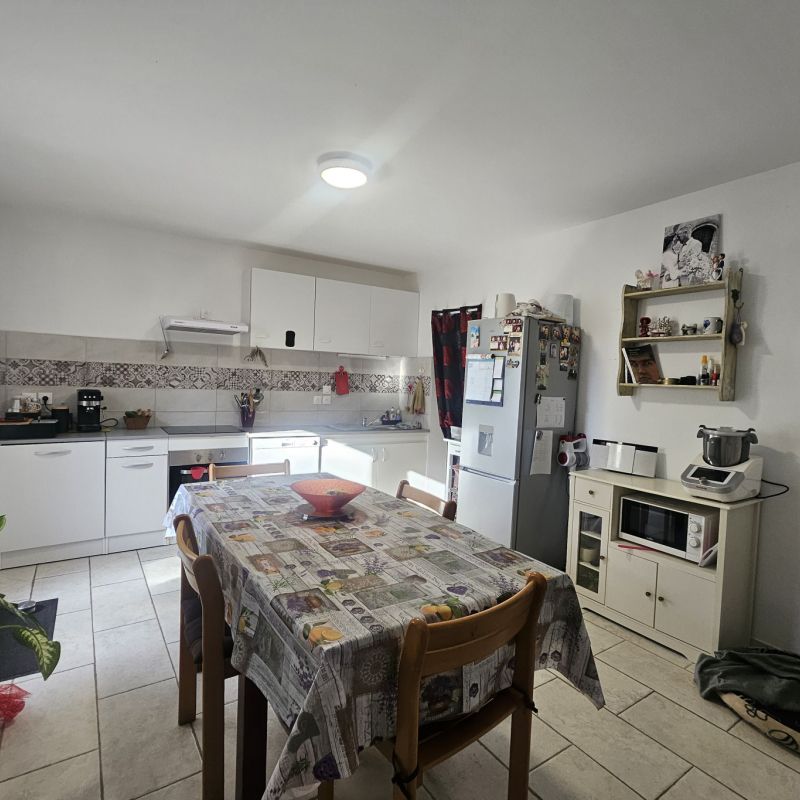 À Camaret-Sur-Aigues (84), villa de 92 m2 à louer avec terra - Photo 1