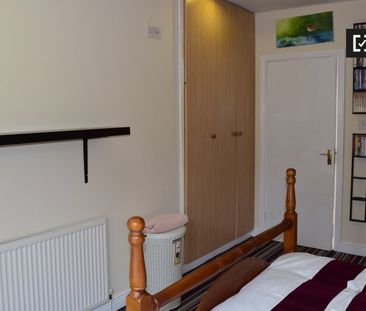 Bright room in 4-bedroom apartment in Swords, Dublin - Photo 6