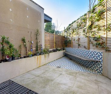 4 bedroom end of terrace house to rent - Photo 1