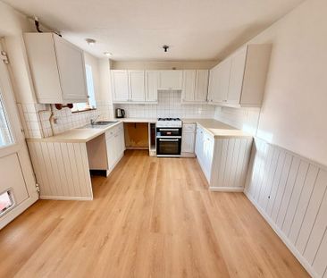 3 bedroom terraced house to rent - Photo 5