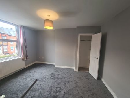 3 Bed - 35 Woodview Road, Beeston, Leeds - LS11 7EA - Student/Professional - Photo 3