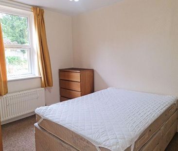 4 bedroom end of terrace house to rent - Photo 5