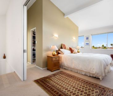 Comfortable Family Living in a Prime Hollywell Location - Photo 2