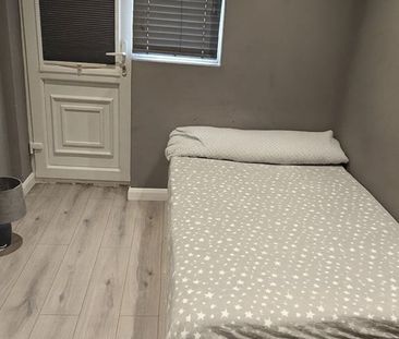 1 Bed Flat, Penderry Rise, SE6 - Photo 3