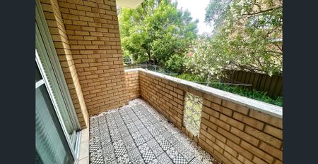 Bright & Airy Apartment in convenient location - Photo 4