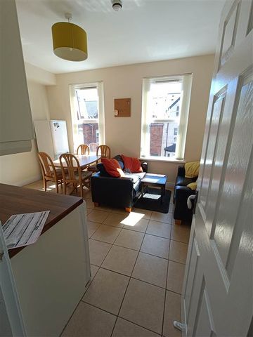 12 Elaine Street, Flat 2 , BT9 5AR - Photo 5