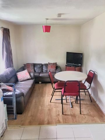 3 bedroom flat to rent - Photo 3