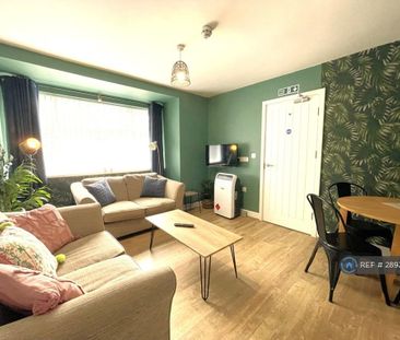 1 bedroom in a house share to rent - Photo 2