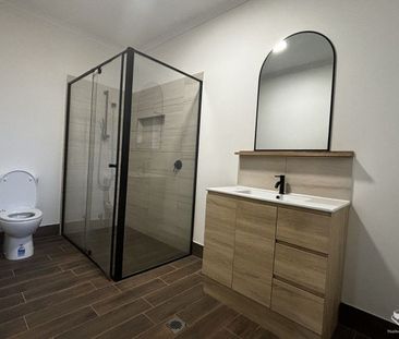 LOVELY LOWSET IN PRIME LOCATION ALL BILLS INCLUDED!!! - Photo 6