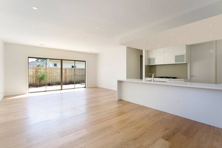 SPACIOUS, BRIGHT AND MODERN FAMILY HOME - Photo 5