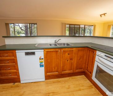 Charming 2-Bedroom Village Sanctuary - Steps from Shops & Beaches! - Photo 4