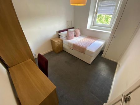 3 bedroom flat to rent - Photo 3