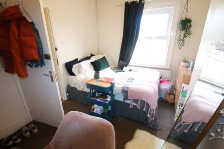 3 Bed Terraced House, Blenheim Road, RG1 - Photo 3