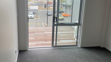 Modern, well kept two bedroom apartment - Photo 3