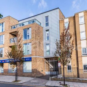 spacious 2 bedroom property within a modern development close to Angel - Photo 3