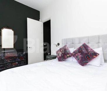 Stunning 3 bed 2 bath house split over 3 floors with a patio area. - Photo 4