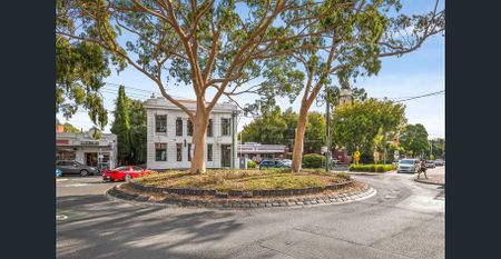 Sunlit Sanctuary in Iconic 1960s Building - Prime Village Location Near Beach & Transport! - Photo 4