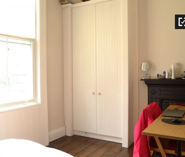 Bright room in 4-bedroom apartment in Terenure, Dublin - Photo 3