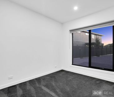 Nestled in quiet location with City Views! - Photo 4