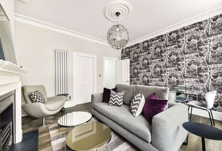 EXCLUSIVELY MANAGED BY SAVILLS. PET FRIENDLY.FURNISHED OR UNFURNISHED.A modern three bedroom house on Porchester Place - Photo 2