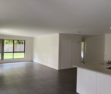 Large Family Home in Jacobs Ridge Estate - Photo 2