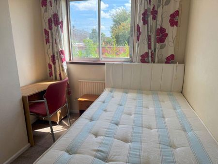 5 bedroom bungalow to rent - Photo 3