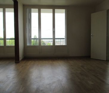 Location Appartement 3 pièces 71m² FLEURY LES AUBRAIS 45400 - Photo 4