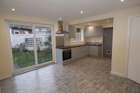 3 bedroom semi-detached house to rent - Photo 5