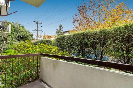 Modern Ground Floor Apartment – Walk to EVERYTHING - Photo 3