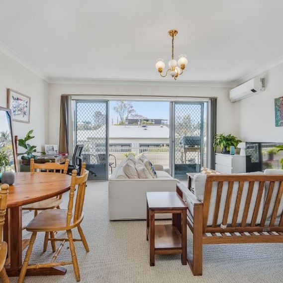 TOP FLOOR, LIGHT FILLED UNIT IN PRIME TOOWONG LOCATION&mldr; - Photo 1
