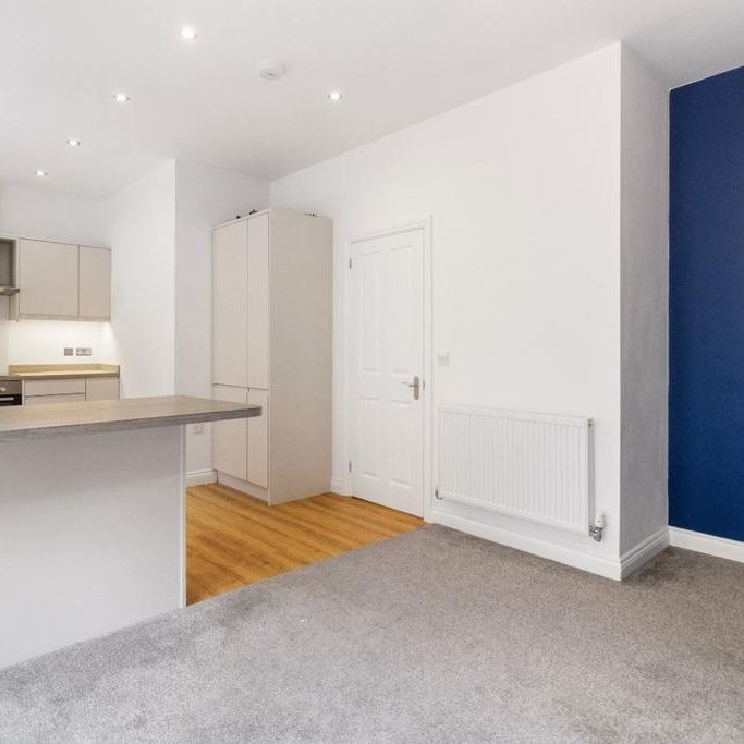 4 bedroom end of terrace house to rent - Photo 1