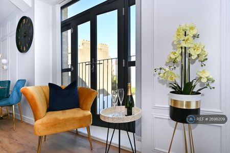 2 bedroom flat to rent - Photo 2