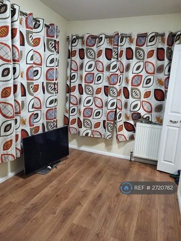 4 bedroom semi-detached house to rent - Photo 2