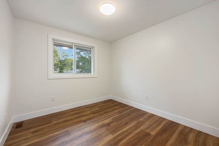 Freshly Updated 3 Bedroom Townhouse! - Photo 3