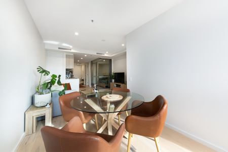 Contemporary Living With Amazing City Views - Photo 5