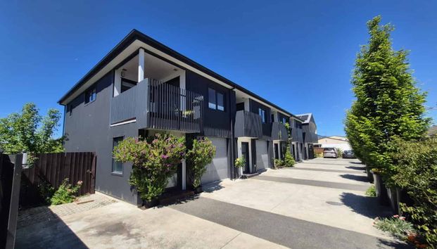 Architecturally designed townhouse - Photo 1
