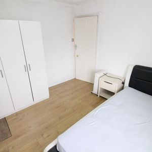 Charles Street, Uxbridge - Photo 2