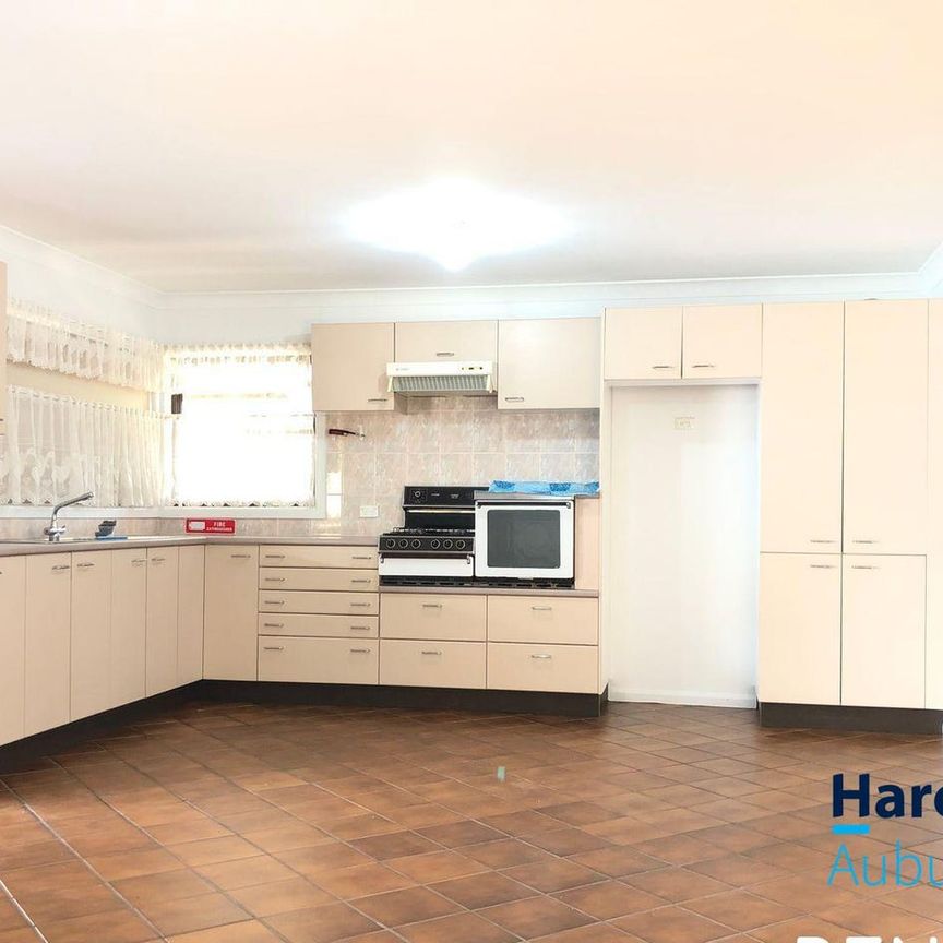 NEAT AND TIDY 3 BEDROOM GRANNY FLAT - Photo 1