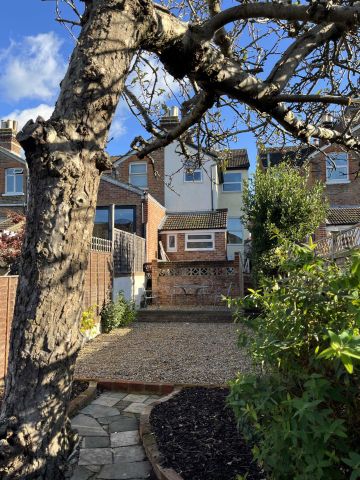 Room 3: 25 Springfield Road, Guildford, Surrey GU1 4DW - Photo 2