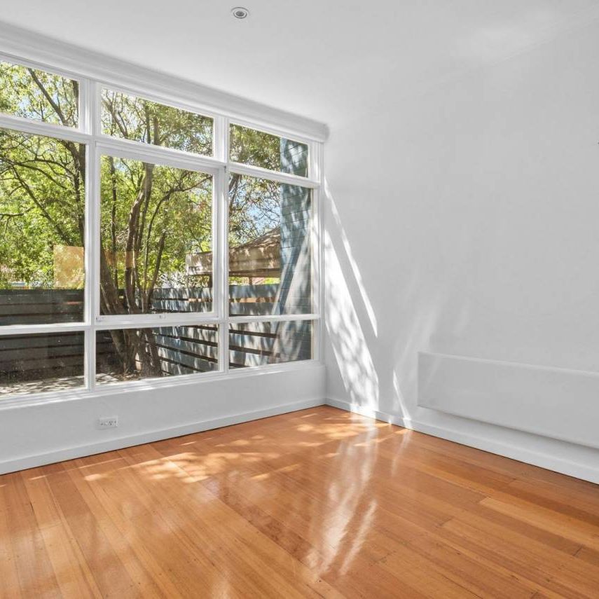 Light-Filled 2 Bedroom Unit in Prime Mentone Location - Photo 1