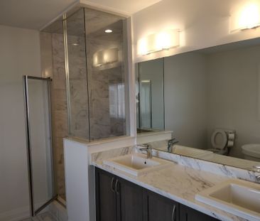 For Lease - 8 Red Rose Lane, East Gwillimbury, Ontario - Photo 2