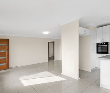 3 Bedroom 1.5 Bathroom modern duplex with double car garage - Photo 4