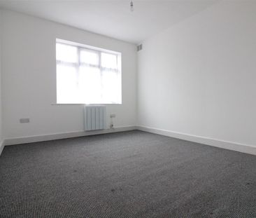 Westbury Road, Feltham - Photo 1