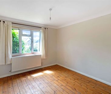 Rarely available ground floor flat in town centre location with pri... - Photo 4